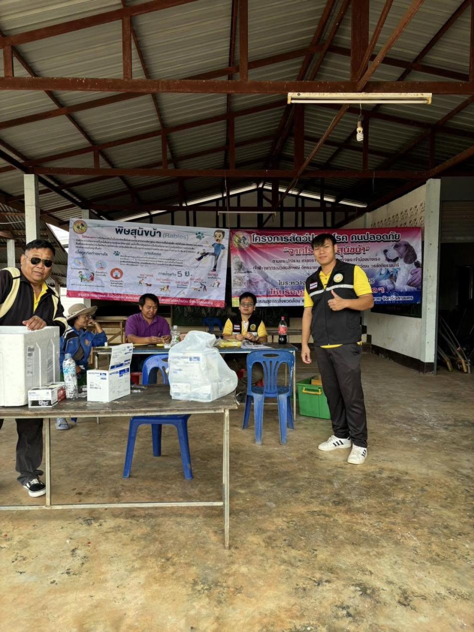 วันที่ 2 เมษายน 2568 นางศรีสวรรค์ คำสอน รองปลัดเทศบาล รักษาราชการแทนปลัดเทศบาลตำบลโพนแพง ปฏิบัติหน้าที่นายกเทศมนตรีตำบลโพนแพง มอบหมายให้งานสาธารณสุขและงานสิ่งแวดล้อม ออกให้บริการฉีดวัคซีนป้องกันโรคพิษสุนัขบ้า ภายใต้โครงการสัตว์ปลอดโรค คนปลอดภัย จากโรคพิษสุนัขบ้า ประจำปีงบประมาณ 2568 ณ วัดศรีจอมแจ้ง และ ศาลาประชาคมบ้านแพงน้อย  หมู่ที่ 1