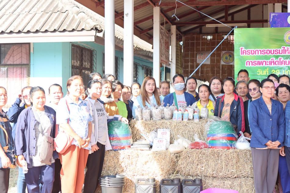 โครงการอบรมให้ความรู้การเพาะเห็ด การเพาะเห็ดโคนน้อยจากฟางข้าว เมื่อวันที่ 29 มกราคม 2568 เวลา 08.30น. นายเสมอ จำรักษา นายกเทศมนตรีตำบลโพนแพง  เป็นประธานเปิดโครงการฯ พร้อมด้วยคณะผู้บริหาร รองปลัดเทศบาล รักษาราชการแทนปลัดเทศบาลหัวหน้าสำนักปลัด เจ้าหน้าที่เทศบาลฯ และผู้เข้าร่วมอบรม เข้าร่วมโครงการอบรมเพาะเห็ด การเพาะเห็ด โคนน้อยจากฟางข้าว ณ เทศบาลตำบลโพนแพง 