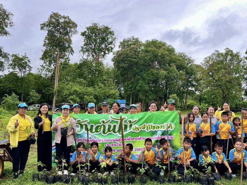 วันต้นไม้ประจำปีของชาติ ???? เมื่อวันที่ 29 พฤษภาคม 2568 เวลา 08.30 น. นางศรีสวรรค์ คำสอน รองปลัดเทศบาล รักษาราชการแทนปลัดเทศบาลตำบลโพนแพง ปฏิบัติหน้าที่นายกเทศมนตรีตำบลโพนแพง พร้อมด้วยหัวหน้าส่วนราชการ เจ้าหน้าที่จิตอาสาทำดีด้วยหัวใจ ผู้นำชุมชน คุณครู และนักเรียน โรงเรียนบ้านคึม เข้าร่วมโครงการปลูกป่าชุมชนและปล่อยพันธุ์สัตว์น้ำฯ ประจำปี 2568 เพื่อปลูกต้นไม้ จำนวน 3,000 ต้นกล้า ณ ป่าชุมชน ศาลเจ้าปู่ บ้านคึม หมู่ 6